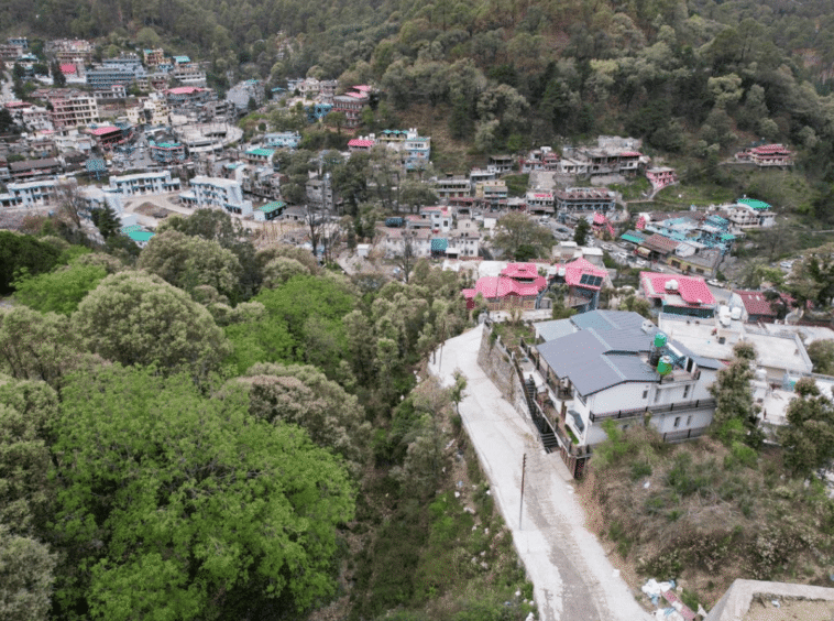 hill top view oak dwelling bhowali
